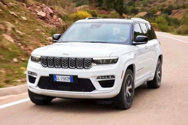 Това може да е plug-in хибридният Jeep с най-дълъг пробег, но Grand Cherokee 4xe е превъзхождан от почти всички свои съперници, особено по отношение на пробега.
Обхват само на електричество - 50 км